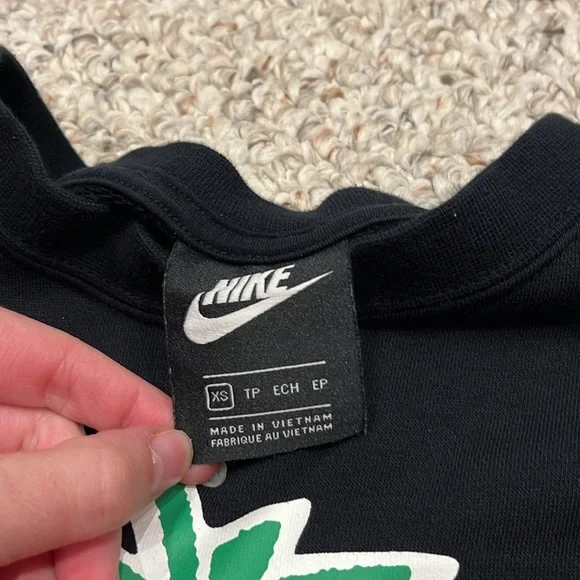 Nike Fresh From Strawberry Graphic Sweatshirt Embroidered Cropped Crew Neck XS - Picture 2 of 9